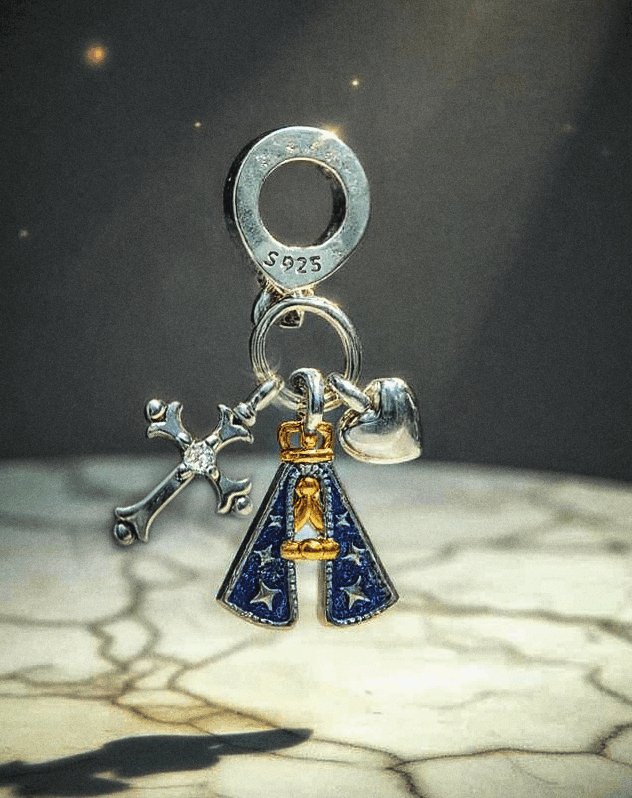 Berloque Prata 925 Nossa Senhora da Aparecida com Detalhes Banhados à Ouro Cruz e Coração